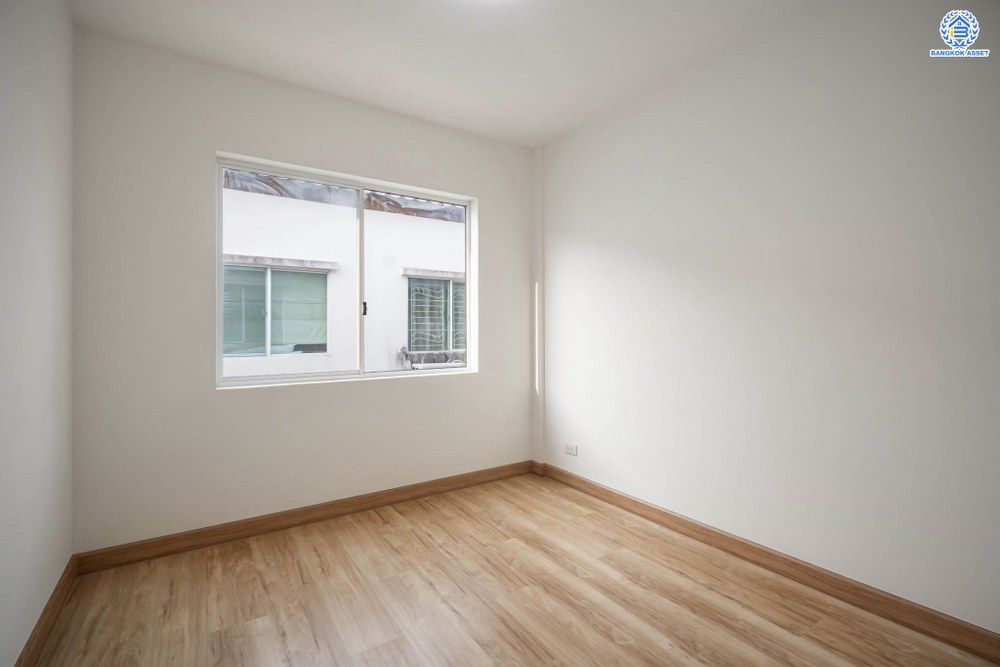 บ้านมือสองตกแต่งใหม่ โครงการ เดอะทรัสต์ทาวน์ ราชพฤกษ์-รัตนาธิเบศร์ เนื้อที่ 19.7 ตร.ว. ฟังก์ชัน 3 ห้องนอน 2 ห้องน้ำ 2 ที่จอดรถ บ้านสวยจากแบรนด์ Q.House บนทำเลติดถนนราชพฤกษ์ เดินทางสู่ใจกลางเมืองได้อย่างรวดเร็ว ใกล้รถไฟฟ้าสายสีม่วง "สถานีบางรักน้อยท่าอิฐ"